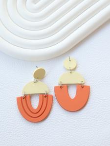 Fornecedor de Yiwu: Brincos Femininos de Acrílico com Efeito Argila, Estilo Nórdico Minimalista e Moderno - Joias Assimétricas Geométricas em Coral e Creme - Product Image 3