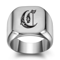 Vente en gros de bagues signet personnalisées en acier inoxydable plaqué argent de 18 mm avec 26 lettres anglaises imperméables pour hommes, style punk, pour fête et cadeau