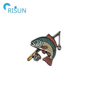 Usine métal émail personnalisé épingle <span class=keywords><strong>à</strong></span> <span class=keywords><strong>pêche</strong></span> bijoux broche entreprise activité de <span class=keywords><strong>pêche</strong></span> coucher de soleil Sunburst <span class=keywords><strong>canne</strong></span> <span class=keywords><strong>à</strong></span> <span class=keywords><strong>pêche</strong></span> poisson épinglette Badge - Product Image 2