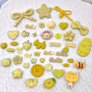 Adorables patchs autocollants en résine jaunes en forme de nœud, fraise et cœur pour Crocs et accessoires de coque de téléphone - Product Image 1