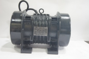 มอเตอร์สั่นสะเทือน 240V AC สามเฟส 4 ขั้ว ได้รับการรับรองมาตรฐาน CE ป้องกันน้ำและฝุ่นระดับ IP55 แรงสั่นสะเทือน 5000 กก. 50/60Hz รุ่น B-422003 Vibrati - Product Image 4