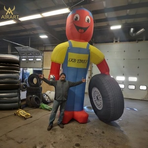 Mascotte Gonfiabile Personalizzata a Forma di Meccanico per Campagna Pubblicitaria di Officina Auto - Product Image 3