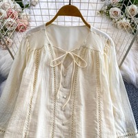 Ensemble deux pièces chic pour femme, chemisier en dentelle crème et short, col en V, boutons perlés, manches ballon, volants étagés – Collection Printemps-Été 2026 (Vente en gros)