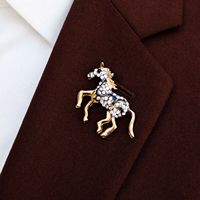 Épingle à revers magnétique noire rigide en forme de couronne pour accessoires de costume, vente en gros d'usine