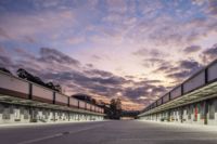Entrepôt préfabriqué en structure métallique industrielle avec auvent et système de toiture en treillis métallique, bâtiment de fabrication d'atelier