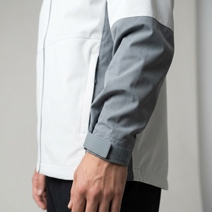 Chaquetas de lluvia para hombre a precio mayorista, chaqueta con capucha de colores en bloques, a prueba de viento, con cierre de cremallera, estilo deportivo, para otoño. - Product Image 3