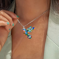 Collier et boucles d'oreilles tendance pour femme, style bohème rétro vintage, avec pendentif en résine acrylique colorée effet fenêtre et chaîne à maillons en lucite