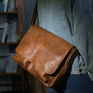 Zaino Medio Vintage in Vera <span class=keywords><strong>Pelle</strong></span> Lavorata a Mano con Effetto Sfumato, Borsa a Tracolla Messenger per <span class=keywords><strong>Uomo</strong></span> - Product Image 1