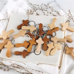 Porte-clés en bois de hêtre fait main, symbole chrétien de confort, idéal pour la première communion, les mariages, et les occasions écologiques de Thanksgiving. - Product Image 1