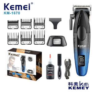 เคเมอิ เคเอ็ม-1670 ปัตตาเลี่ยนตัดผมไฟฟ้าแบบมืออาชีพพร้อมจอแสดงผลดิจิตอลและฐานชาร์จมอเตอร์ไร้แปรงถ่าน 7000-9000 รอบต่อนาที - Product Image 1