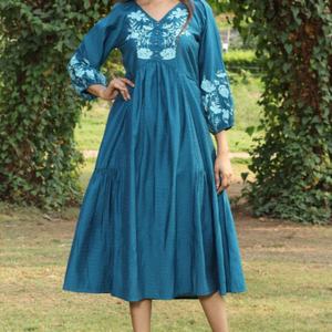 ชุดเดรสผ้าฝ้ายลินินทรงเอ สไตล์ลำลอง คอวี แขนยาว ความยาวปานกลาง เหมาะสำหรับวันหยุดฤดูร้อนสำหรับผู้หญิง  ปรับแต่งได้ตามต้องการ - Product Image 1