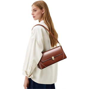Sac à bandoulière en cuir véritable noir avec fermeture à fermoir doré, design minimaliste, sangle unique, utilisation toutes saisons - Product Image 5