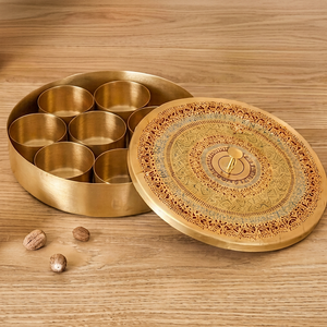 Boîte à épices artisanale ronde en laiton avec 6 compartiments, couvercle de conception antique fait main, support de rangement pour la cuisine - Product Image 1