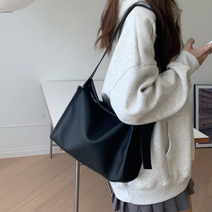 2025 Bolsos De Mujer de marca Premium bolsos de moda de lujo para mujer bolso de banda ancha suave para viajar cartero bolso de mano para mujer - Product Image 1