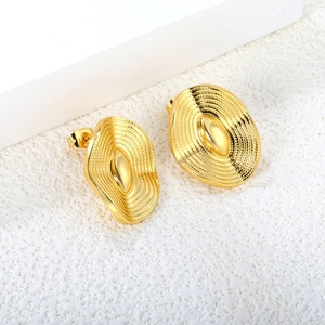 Pendientes de Acero Inoxidable con Baño de Oro, Diseño de Escudo, Resistentes al Agua, Modernos, Geométricos, Joyería Personalizada, Pendientes Circulares - Product Image 4