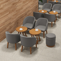 Ensemble de mobilier moderne pour hôtel, café et restaurant : banquette de café, canapé, chaises de salle à manger et tables en bois pour la restauration rapide