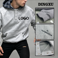 Sweat-shirt en coton molletonné gris chiné pour homme avec logo personnalisé, doublure à carreaux, col Henley à boutons-pression et poche kangourou