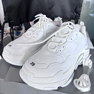 รองเท้าผ้าใบดีไซเนอร์พร้อมกล่อง Triple S รองเท้าลำลองดีไซเนอร์สำหรับผู้ชายและผู้หญิง รองเท้าผ้าใบพื้นหนาสำหรับผู้ชาย รองเท้าผ้าใบสำหรับกิจกรรมกลางแจ้ง พื้นใส สีขาว - Product Image 3