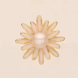 Boucles d'oreilles clous en laiton plaqué or 18 carats avec perles, forme fleur tendance, bijoux pour femme, mariage, mariée, anniversaire - Product Image 4