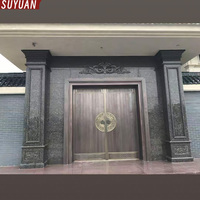 Pilier carré en granit de style européen avec motif en relief romain, idéal pour portail, villa, cour, jardin, hôtel - Vente en gros usine