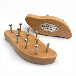 Gran Venta en Japón: Peine Gua Sha de 11 púas con mango de madera y acero inoxidable 304 para masaje y terapia de meridianos de abdomen y piernas - Product Image 1