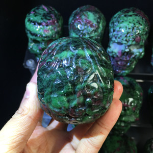 Calaveras de Cristal Natural de Alta Calidad Talladas a Mano en Rubí Zoisita con Flor para Decoraciones de Halloween - Product Image 5