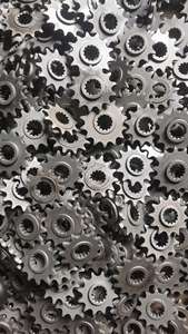 Piñón de acero de 14 dientes personalizado compatible con fábrica OEM, accesorios de motocicleta de endurecimiento para maquinaria, industrias agrícolas, estándar ISO - Product Image 3