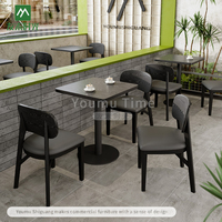 Ensemble table et chaises de café rétro, tables en bois et chaises en cuir noir, adapté aux restaurants commerciaux et aux cafés