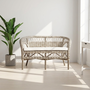 Sofá de Dos Plazas de Ratán con Cojines Blancos, Reposabrazos Curvos, Diseño Asiático para Sala de Estar - Product Image 1