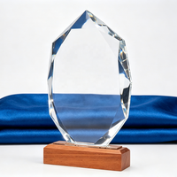 Pas cher Personnalisé Nom Individuel Gravé Haute Qualité Souvenir Cadeau Base En Bois Cristal Prix Plaque De Verre Trophée