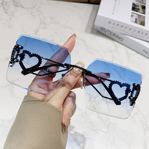 Nouvelles Lunettes de Soleil Sans Monture Grand Cadre Amincissant en Métal Style Amour Tendance Européenne et Américaine Protection UV400 Demi-Monture Femme - Product Image 5