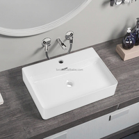 Vente en gros de lavabo en céramique au design moderne articles sanitaires durables égouttoir pour évier de salle de bain à montage sur table situations multiples