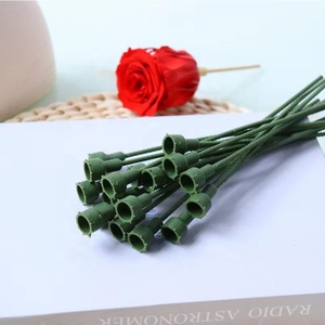 Bouquets de fleurs décoratives faits à la main Branches tige de fleur éternelle tenant une rose préservée tige de rose en plastique de couleur or à bas prix - Product Image 5