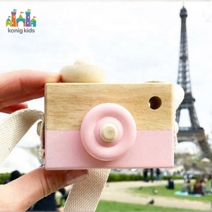 Cámara de Juguete de Madera para Niños, Cámara de Juego de Imitación Minimalista con Correa de Algodón y Lente Giratoria, Lindo Accesorio de Fotografía para Niños Pequeños, Regalo - Product Image 4