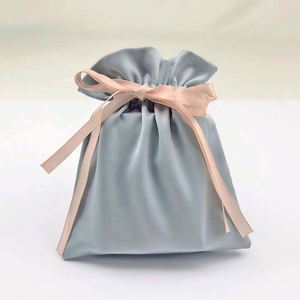 Pochette en satin bleu brumeux avec cordon de serrage et ruban en satin, élégant sac cadeau en satin pour cadeaux de demoiselles d'honneur et emballage de faveurs de mariage - Product Image 1