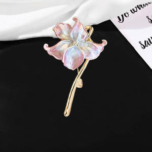 Broche Lotus de Luxe avec Strass Colorés, Broche Tempéramentale pour Femme, Accessoires de Bijouterie de Haute Qualité - Product Image 3
