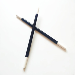 Varita Mágica de Plástico Negra Promocional con Logotipo Personalizado, Tubo Negro con Extremos Blancos, Truco de Magia - Product Image 4