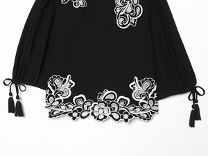 Rundhals-Oberteil mit Halben Ärmeln in Schwarz, Stickerei und Schnürung, Lässige Modische Bluse für Damen - Product Image 4