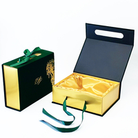 Boîte à chaussures en papier personnalisée pour hommes à faible MOQ, boîte cadeau magnétique avec doublure en satin, logo en feuille d'or, gaufrage, lamination brillante de luxe, revêtement UV