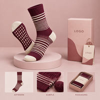 Chaussettes de sport en polyester recyclé bordeaux crème avec élasthanne et fibres écologiques, tricotées avec soin, talon et bout renforcés
