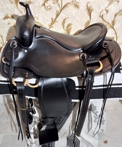 Selle d'obstacle anglaise en cuir avec quincaillerie en laiton, arceau en bois, noire, toutes tailles, meilleur prix de gros, Outback Rider - Product Image 1