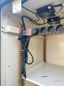 Armoire de télécommunications extérieure étanche avec système d'alimentation et racks pour batteries solaires - Product Image 3