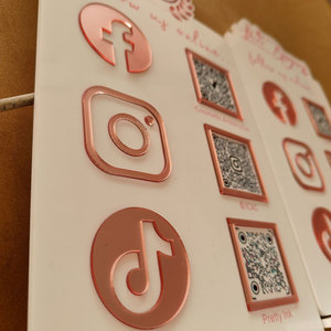 Expositor de Acrílico Personalizado para Escritorio, Panel de Acrílico Impreso con UV, Letrero con Código QR para Redes Sociales, Soporte de Mesa - Product Image 6