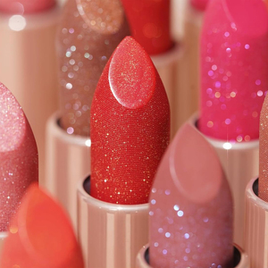 Rouge à lèvres à paillettes dorées / Indispensable pour le maquillage de fête. - Product Image 2