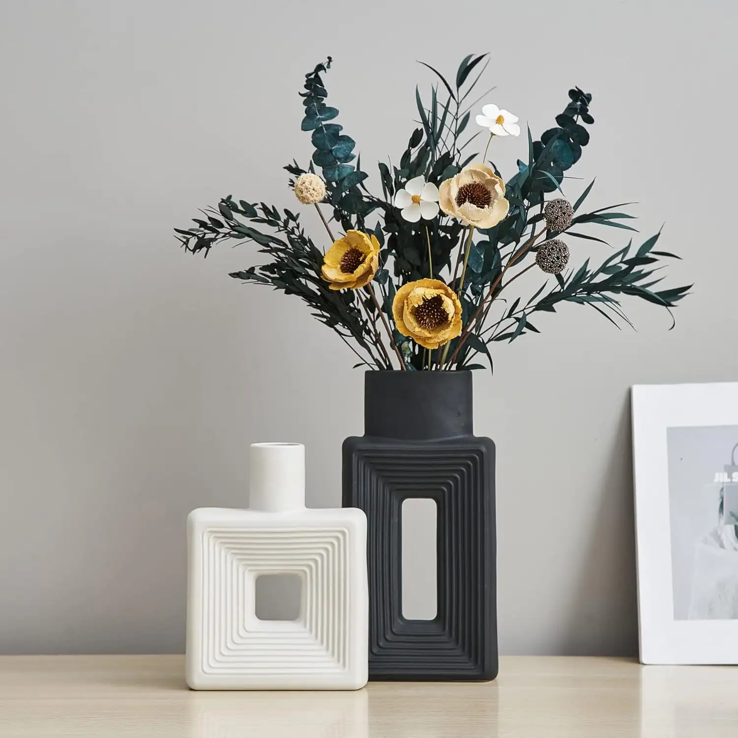 Schwarze und weiße Vase für Heimdekoration Keramik-Set aus 2 Teilen modern s trocken blumen gerippt minimalistische Herzstücke Tisch Wohnzimmer Dinn