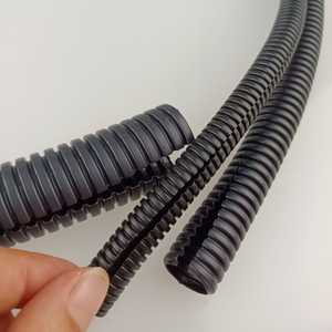 Manguera Corrugada Flexible Abierta Negra para Protección de Cables - Product Image 3