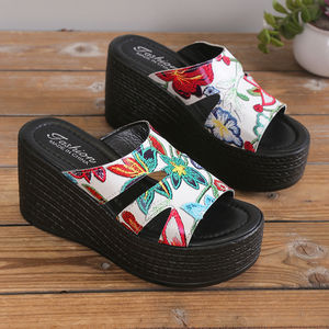 Zapatillas de tacón inclinado para mujer en verano de 2025, nuevas sandalias de mujer de suela gruesa de bizcocho de gran tamaño - Product Image 2