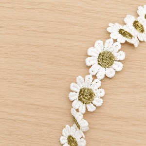 Passamaneria in <span class=keywords><strong>pizzo</strong></span> guipure floreale Daisy con petali ricamati e motivi traforati collegati per cuciture su abiti cottage, bluse, polsini e orli - Product Image 3