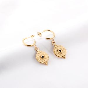 Pendientes de Aro de Acero Inoxidable con Circonitas y Baño de Oro de 18k, Diseño de Letras de Amor, Novedad en Venta - Product Image 5