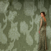 Nouveau design de tissu floral cationique vert sauge avec motif floral dévoré vert argenté pour robes et robes de cocktail